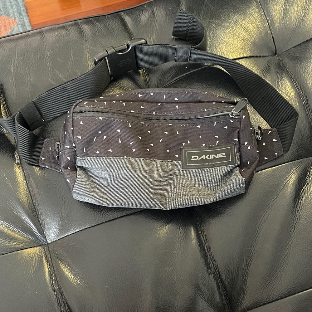 Dakine Black and Gray Fanny Pack
